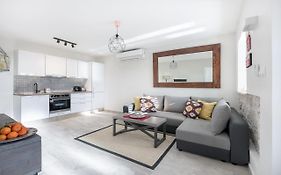 Polly Apartments With Swimming Pool